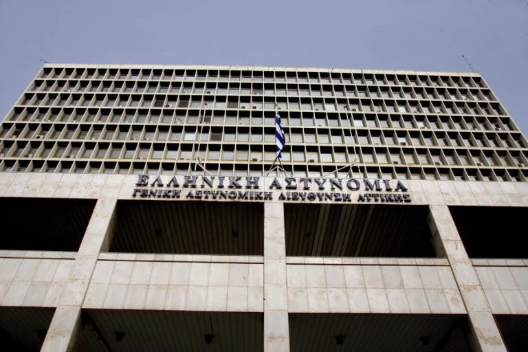 Προειδοποιεί η ΕΛ.ΑΣ: Οι καθημερινές παγίδες των απατεώνων στους δρόμους και στα τηλέφωνα